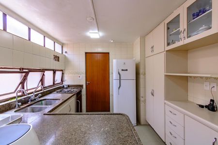 Casa para alugar com 359m², 4 quartos e 3 vagas Casa para alugar com 359m², 4 quartos e 3 vagasCozinha