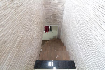 Casa à venda com 120m², 4 quartos e 2 vagas Casa à venda com 120m², 4 quartos e 2 vagasEscada