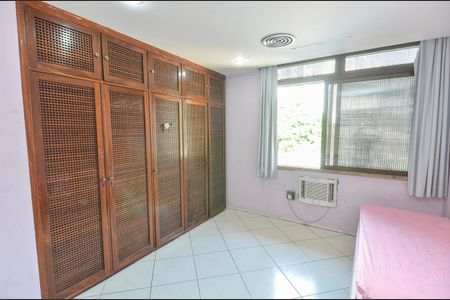 Casa à venda com 504m², 4 quartos e 3 vagas Casa à venda com 504m², 4 quartos e 3 vagasQuarto 1