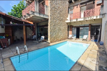 Casa à venda com 504m², 4 quartos e 3 vagas Casa à venda com 504m², 4 quartos e 3 vagasSala