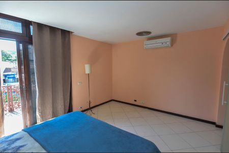 Casa à venda com 504m², 4 quartos e 3 vagas Casa à venda com 504m², 4 quartos e 3 vagasSuíte