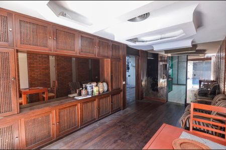 Casa à venda com 504m², 4 quartos e 3 vagas Casa à venda com 504m², 4 quartos e 3 vagasSala