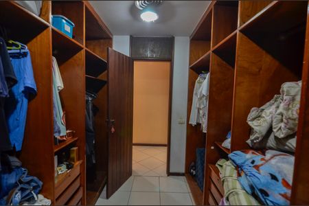 Casa à venda com 504m², 4 quartos e 3 vagas Casa à venda com 504m², 4 quartos e 3 vagasCloset da suíte