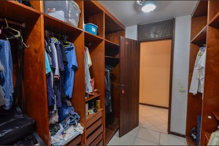 Casa à venda com 504m², 4 quartos e 3 vagas Casa à venda com 504m², 4 quartos e 3 vagasCloset da suíte