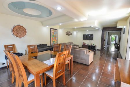 Casa à venda com 504m², 4 quartos e 3 vagas Casa à venda com 504m², 4 quartos e 3 vagasSala