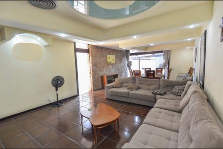 Casa à venda com 504m², 4 quartos e 3 vagas Casa à venda com 504m², 4 quartos e 3 vagasSala