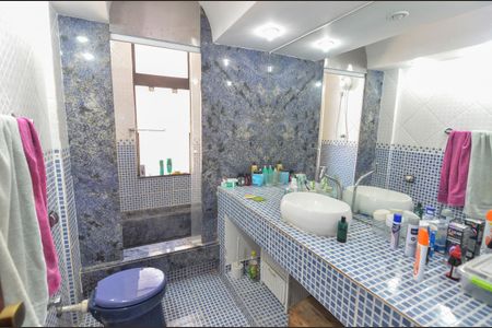 Casa à venda com 504m², 4 quartos e 3 vagas Casa à venda com 504m², 4 quartos e 3 vagasBanheiro da suíte