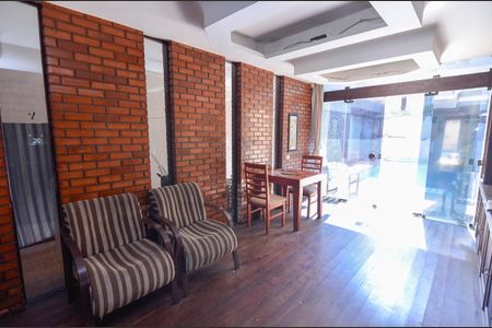 Casa à venda com 504m², 4 quartos e 3 vagas Casa à venda com 504m², 4 quartos e 3 vagasSala