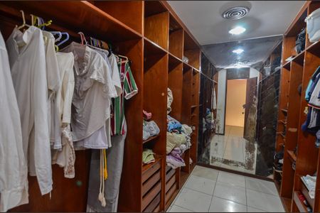Casa à venda com 504m², 4 quartos e 3 vagas Casa à venda com 504m², 4 quartos e 3 vagasCloset da suíte