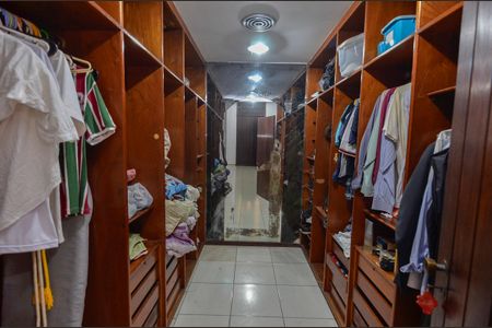 Casa à venda com 504m², 4 quartos e 3 vagas Casa à venda com 504m², 4 quartos e 3 vagasCloset da suíte