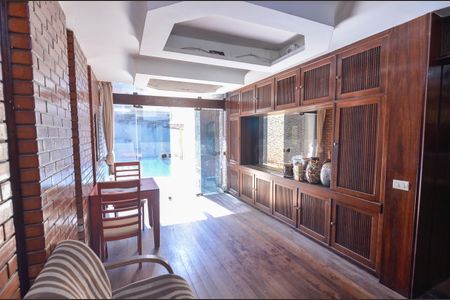 Casa à venda com 504m², 4 quartos e 3 vagas Casa à venda com 504m², 4 quartos e 3 vagasSala