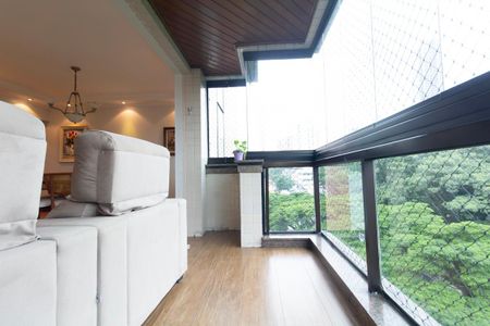 Apartamento à venda com 132m², 3 quartos e 2 vagas Apartamento à venda com 132m², 3 quartos e 2 vagasVaranda