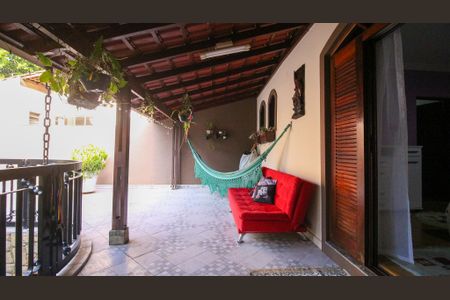 Casa à venda com 240m², 4 quartos e 3 vagas Casa à venda com 240m², 4 quartos e 3 vagasVaranda