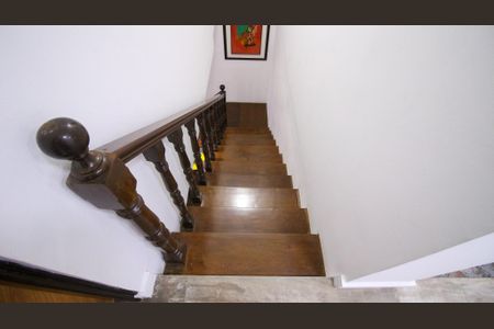 Casa à venda com 240m², 4 quartos e 3 vagas Casa à venda com 240m², 4 quartos e 3 vagasEscada