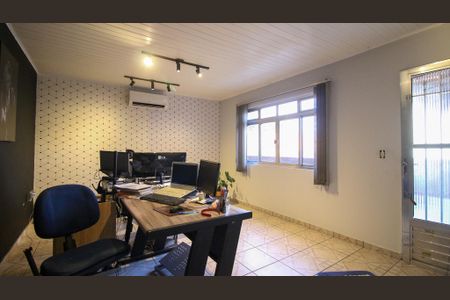 Casa à venda com 240m², 4 quartos e 3 vagas Casa à venda com 240m², 4 quartos e 3 vagasEscritório