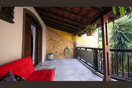 Casa à venda com 240m², 4 quartos e 3 vagas Casa à venda com 240m², 4 quartos e 3 vagasVaranda