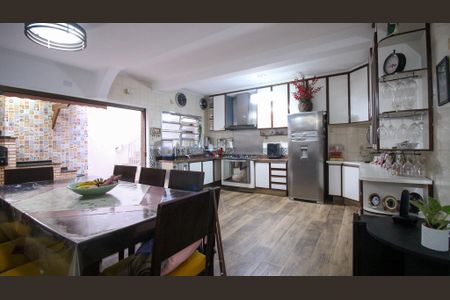 Casa à venda com 240m², 4 quartos e 3 vagas Casa à venda com 240m², 4 quartos e 3 vagasCozinha