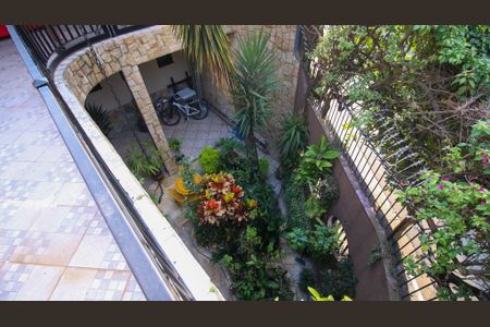 Casa à venda com 240m², 4 quartos e 3 vagas Casa à venda com 240m², 4 quartos e 3 vagasVaranda