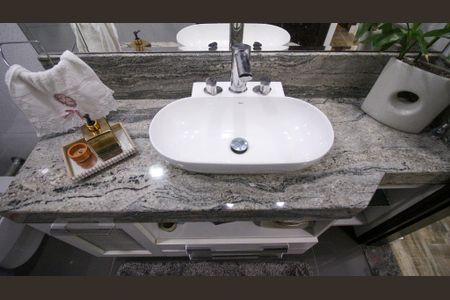 Casa à venda com 240m², 4 quartos e 3 vagasBanheiro 1