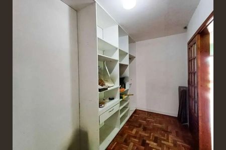 Casa para alugar com 220m², 3 quartos e 3 vagas Casa para alugar com 220m², 3 quartos e 3 vagasCloset do Quarto 1