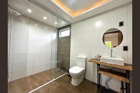 Casa para alugar com 100m², 2 quartos e 2 vagasBanheiro suíte 