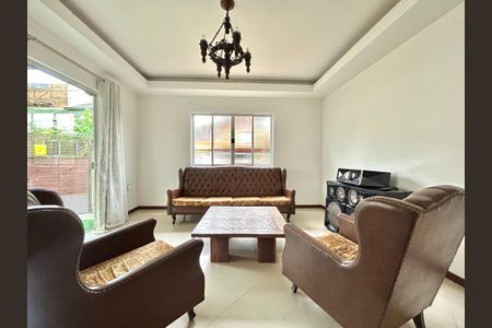 Casa para alugar com 100m², 2 quartos e 2 vagasSala