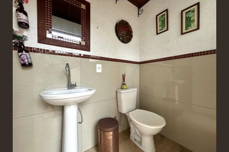 Casa para alugar com 100m², 2 quartos e 2 vagasBanheiro área externa 