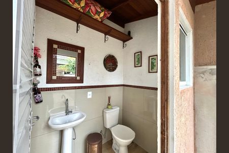 Casa para alugar com 100m², 2 quartos e 2 vagasBanheiro área externa 