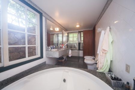 Casa de condomínio à venda com 500m², 3 quartos e 4 vagasBanheiro suite 2