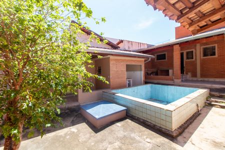 Casa à venda com 300m², 3 quartos e 4 vagasÁREA EXTERNA FUNDOS