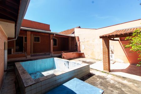 Casa à venda com 300m², 3 quartos e 4 vagasÁREA EXTERNA FUNDOS