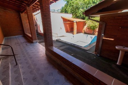 Casa à venda com 300m², 3 quartos e 4 vagasÁREA EXTERNA FUNDOS