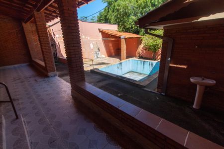 Casa à venda com 300m², 3 quartos e 4 vagasÁREA EXTERNA FUNDOS