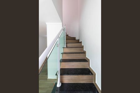 Casa de condomínio para alugar com 75m², 2 quartos e 1 vaga Casa de condomínio para alugar com 75m², 2 quartos e 1 vagaEscada