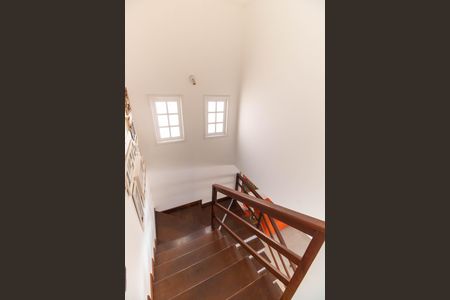 Casa de condomínio à venda com 190m², 3 quartos e 1 vagaEscada 