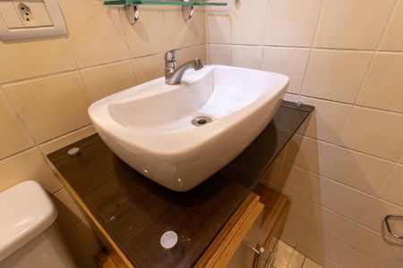 Banheiro Social de apartamento para alugar com 2 quartos, 53m² em Capão Raso, Curitiba