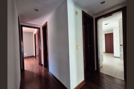 Apartamento à venda com 190m², 4 quartos e 2 vagas Apartamento à venda com 190m², 4 quartos e 2 vagasCorredor