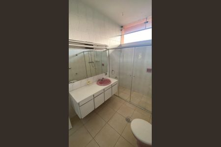 Casa para alugar com 560m², 4 quartos e 4 vagasBanheiro