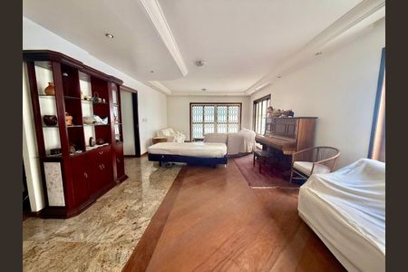 Casa à venda com 4 quartos, 250m² em Indianópolis, São Paulo