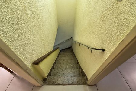 Casa de condomínio para alugar com 65m², 2 quartos e sem vagaEscada