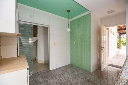 Casa à venda com 4 quartos, 200m² em Santa Rosa, Niterói