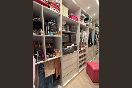 Apartamento à venda com 131m², 3 quartos e 3 vagas Apartamento à venda com 131m², 3 quartos e 3 vagasCloset