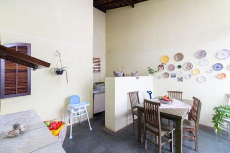 Casa à venda com 130m², 3 quartos e 2 vagasÁrea de Serviço