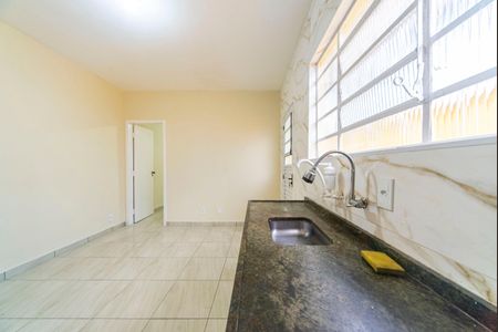 Casa para alugar com 97m², 2 quartos e 2 vagasCozinha 
