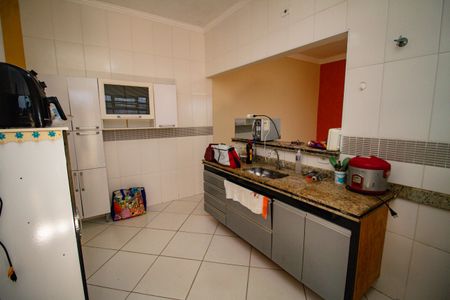 Casa para alugar com 100m², 2 quartos e 2 vagasCozinha 