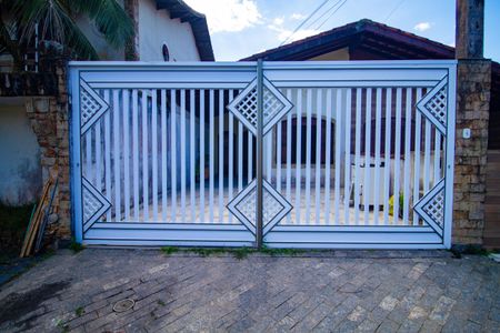 Casa para alugar com 100m², 2 quartos e 2 vagasFachada