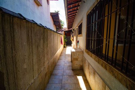 Casa para alugar com 100m², 2 quartos e 2 vagasCorredor 