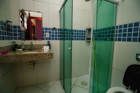 Casa para alugar com 100m², 2 quartos e 2 vagasBanheiro da suite 