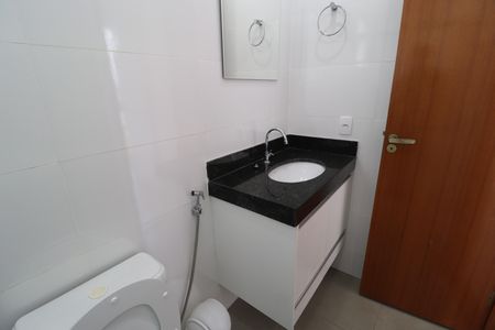 Banheiro da Suíte de apartamento para alugar com 2 quartos, 55m² em Santa Mônica, Uberlândia