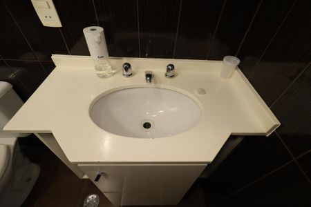 Apartamento para alugar com 65m², 2 quartos e 2 vagasBanheiro da Suíte - Pia